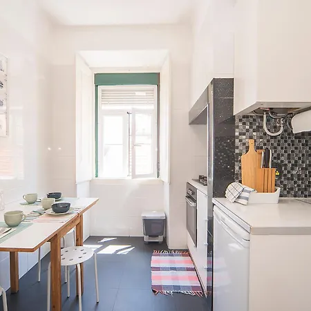 Com 3 Quartos Muito Acolhedores Nos Anjos Lisbon